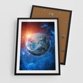 Plakat w ramie 50x70 - Planeta w nieskończoności - ziemia, kosmos - rama czarna