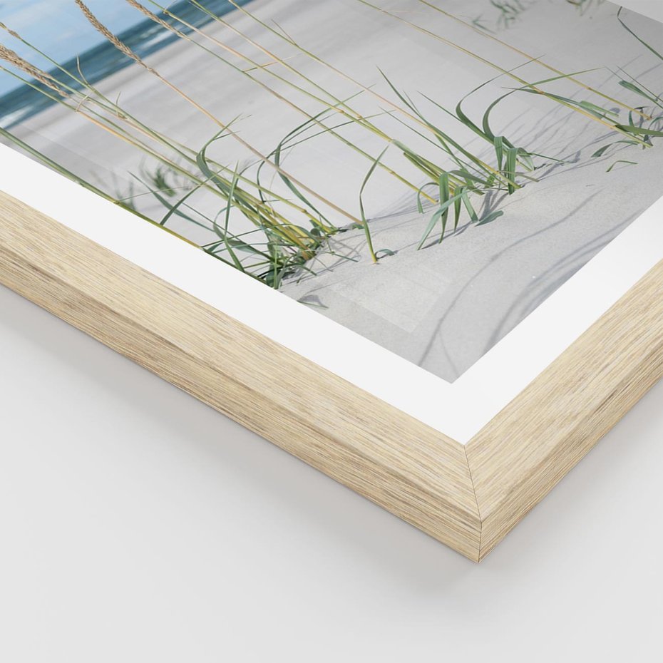 Plakat w ramie 30x40 - Przytulna Śródziemnomorska Trawa - plaża, trawy - rama drewno