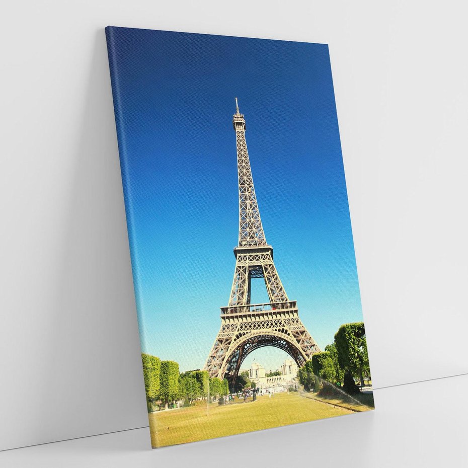 Obraz na płótnie 80x120 - Ikoniczny symbol miasta - wieża, Eiffla
