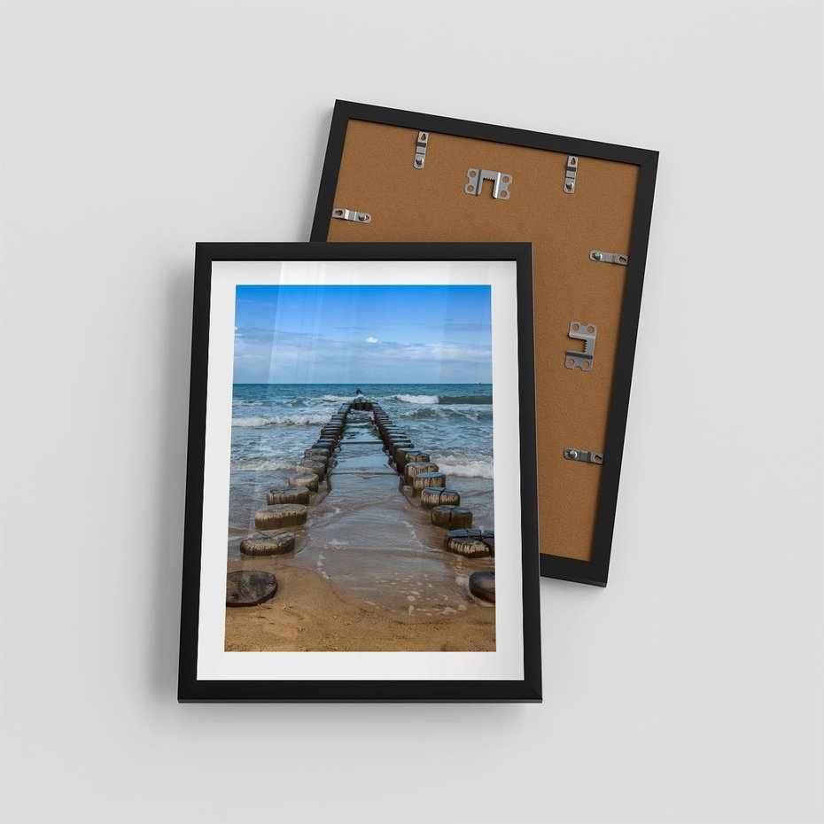 Plakat w ramie 30x40 - Falochron na brzegu morza - falochron, morze - rama czarna