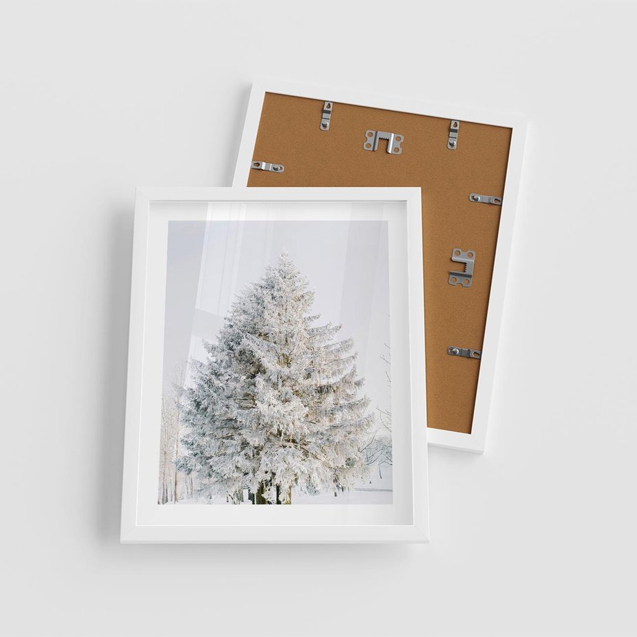 Plakat w ramie 40x50 - Zimowa Poezja w Ośnieżonym Drzewie - ośnieżone drzewo, zima - rama biała