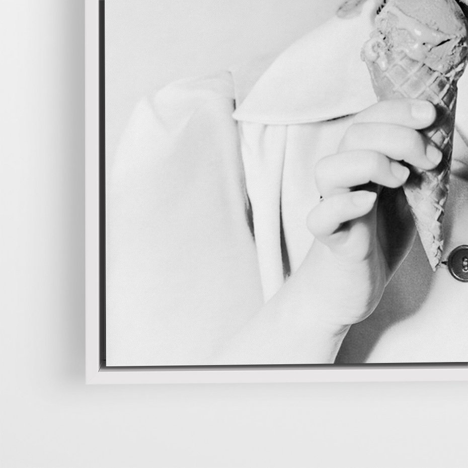 Obraz w ramie 70x100 - Pyszny Deser - retro zdjęcie, czarno białe - rama biała