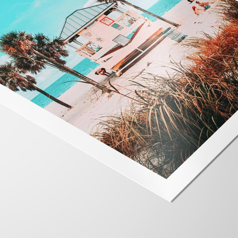Plakat bez ramy 50x70 - Plaża, Palmy i Spokój Miami - budka ratownika, plaża Miami