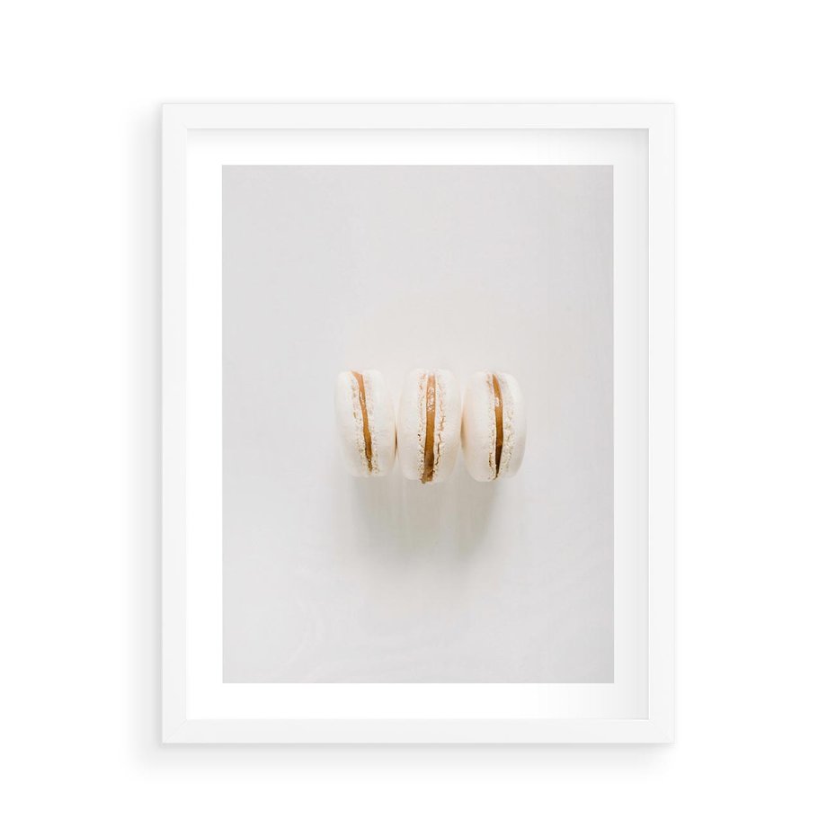 Plakat w ramie 40x50 - Delikatność w Bieli - białe ciateczka. makaroniki, minimalistyczne zdjęcie - rama biała