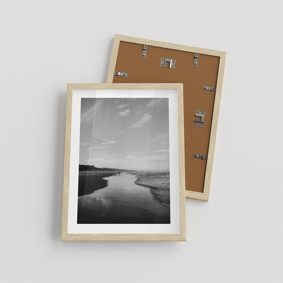 Plakat w ramie 30x40 - Nadmorska Melodia - czarno białe zdjęcie, plaża - rama drewno