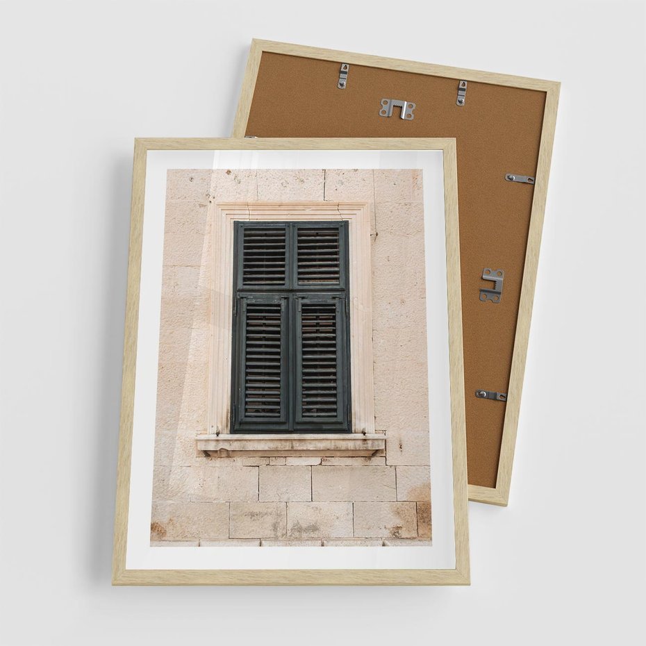 Plakat w ramie 50x70 - Urok Starego Okna z Zielonymi Okiennicami - stare okno, kamienica - rama drewno