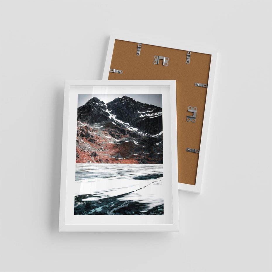 Plakat w ramie 30x40 - Śnieżna Opowieść - górski krajobraz, zima w górach - rama biała