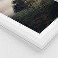 Plakat w ramie 40x50 - Zamglona Prostota - artystyczna fotografia, samotne drzewo na zamglonej łące - rama biała
