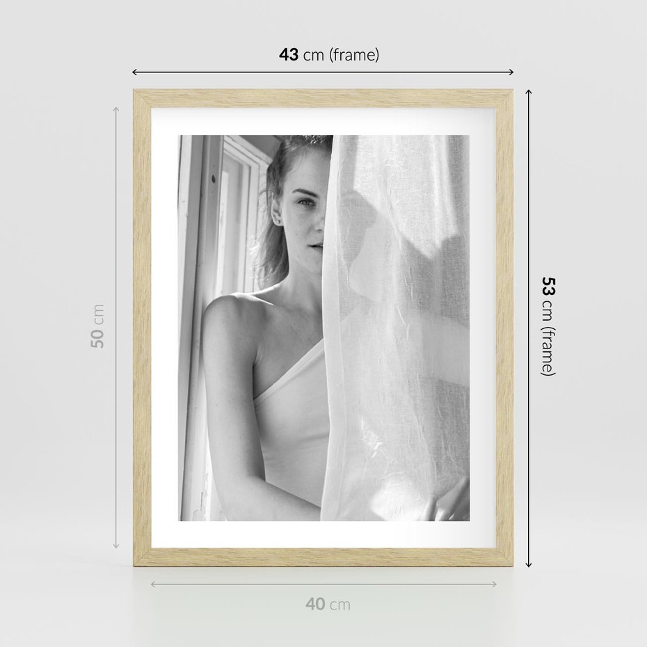 Plakat w ramie 40x50 - Za Firanką - czarno białe zdjecie, piękny portret eterycznej kobiety - rama drewno