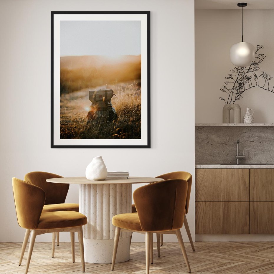 Plakat bez ramy 40x50 - Podróżniczy bukiet na łące - plecak, podróż