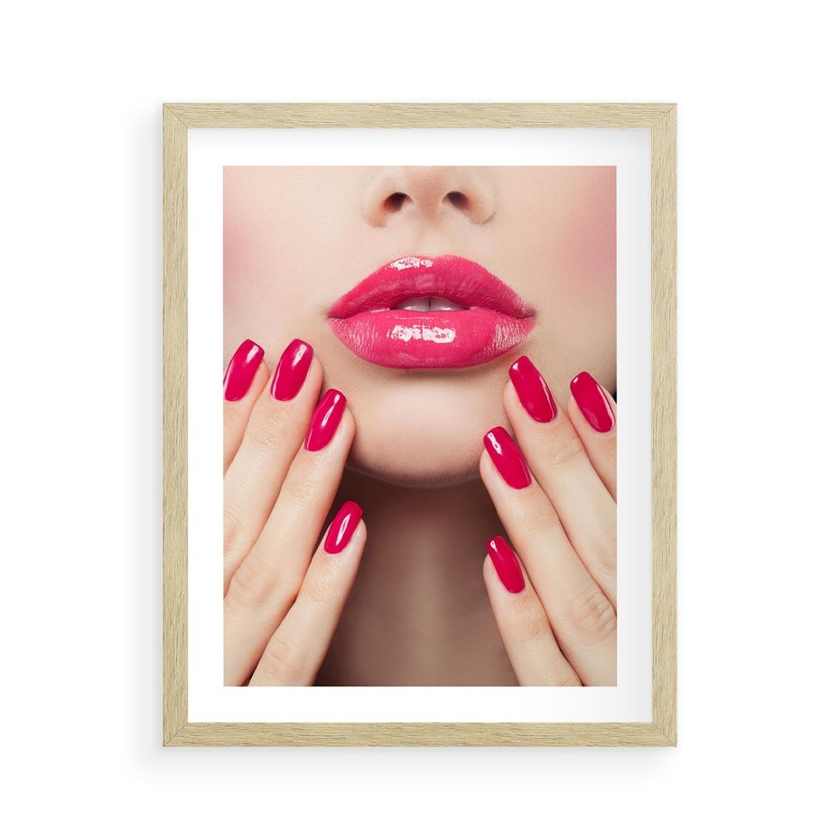 Plakat w ramie 40x50 - Wyrażenie Piękna - paznokcie, usta - rama drewno