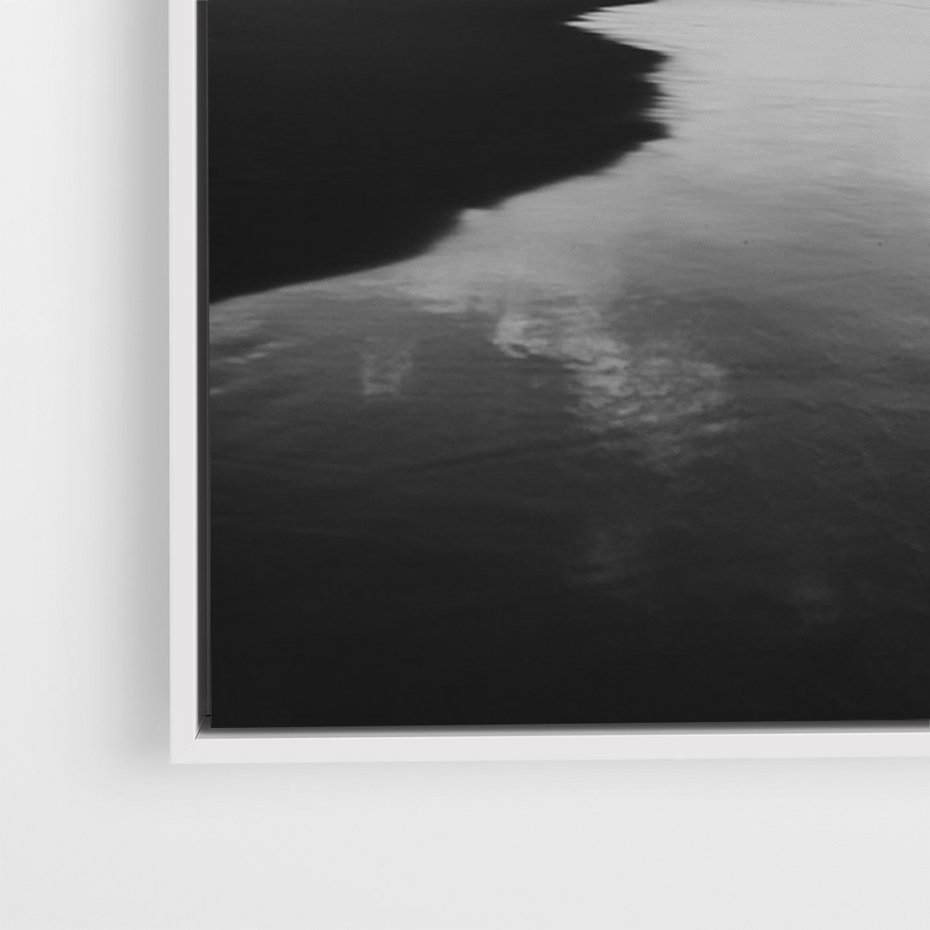 Obraz w ramie 50x70 - Nadmorska Melodia - czarno białe zdjęcie, plaża - rama biała