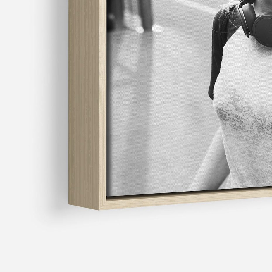 Obraz w ramie 50x50 - Letnia Młodość - nowoczesna fotografia, czarno biała - rama drewno