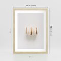 Plakat w ramie 30x40 - Delikatność w Bieli - białe ciateczka. makaroniki, minimalistyczne zdjęcie - rama drewno