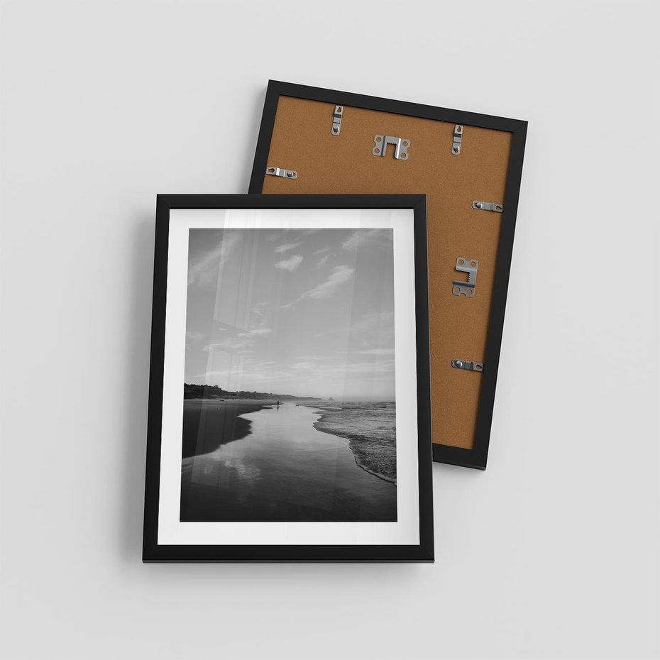 Plakat w ramie 30x40 - Nadmorska Melodia - czarno białe zdjęcie, plaża - rama czarna