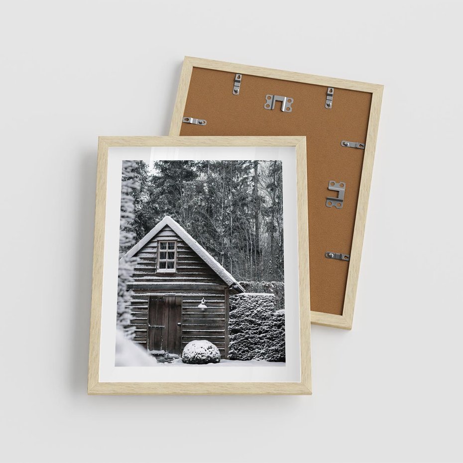 Plakat w ramie 40x50 - Zaklęta Zima - domek w lesie, śnieg - rama drewno