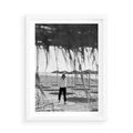 Plakat w ramie 50x70 - Wakacyjny Spacer - czarno białe zdjecie, plaża - rama biała