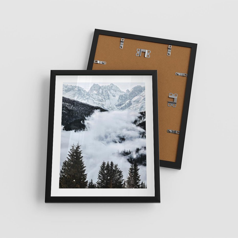 Plakat w ramie 40x50 - Zimowa Magia Gór: Śnieżne Szczyty - grajobraz górski, zima - rama czarna