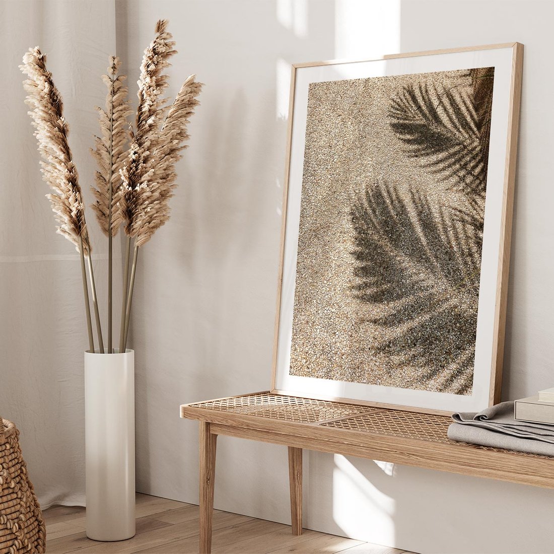 Plakat w ramie 50x70 - Plażowa Idylla - palma, cień na piasku - rama drewno