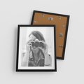 Plakat w ramie 40x50 - Zrób mi Zdjęcie - fotografia, kobieta z aparatem - rama czarna