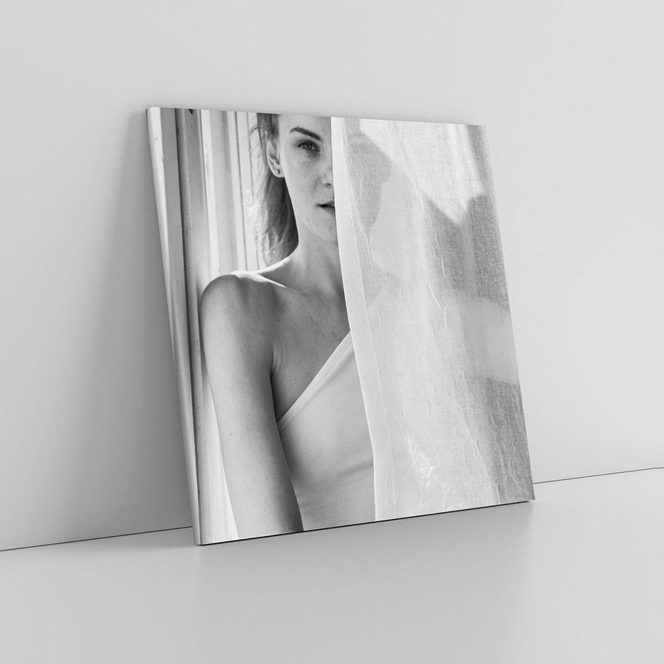 Obraz na płótnie 50x50 - Za Firanką - czarno białe zdjecie, piękny portret eterycznej kobiety