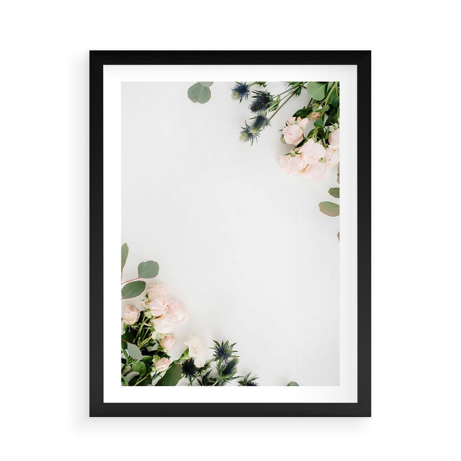 Plakat w ramie 50x70 - Kompozycja z Białych Róż i Eukaliptusa - kompozycja z białych kwiatów na białym tle, róże - rama czarna