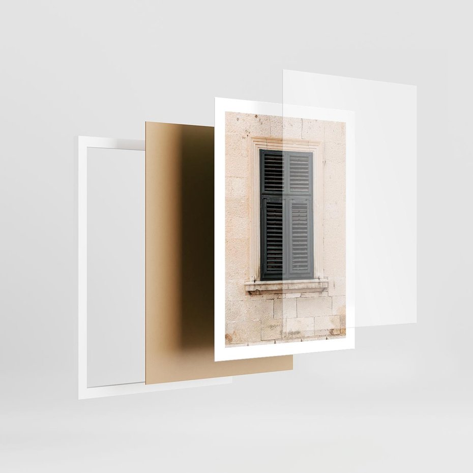 Plakat w ramie 50x70 - Urok Starego Okna z Zielonymi Okiennicami - stare okno, kamienica - rama biała