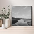 Obraz w ramie 50x50 - Nadmorska Melodia - czarno białe zdjęcie, plaża - rama czarna