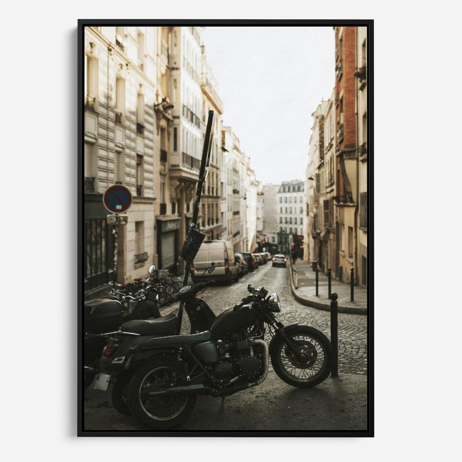 Obraz w ramie 70x100 - Ducha Przygody - motor, uliczka - rama czarna