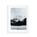 Plakat w ramie 30x40 - W Cieniu Śnieżnych Szczytów - górski krajobraz, zima - rama biała