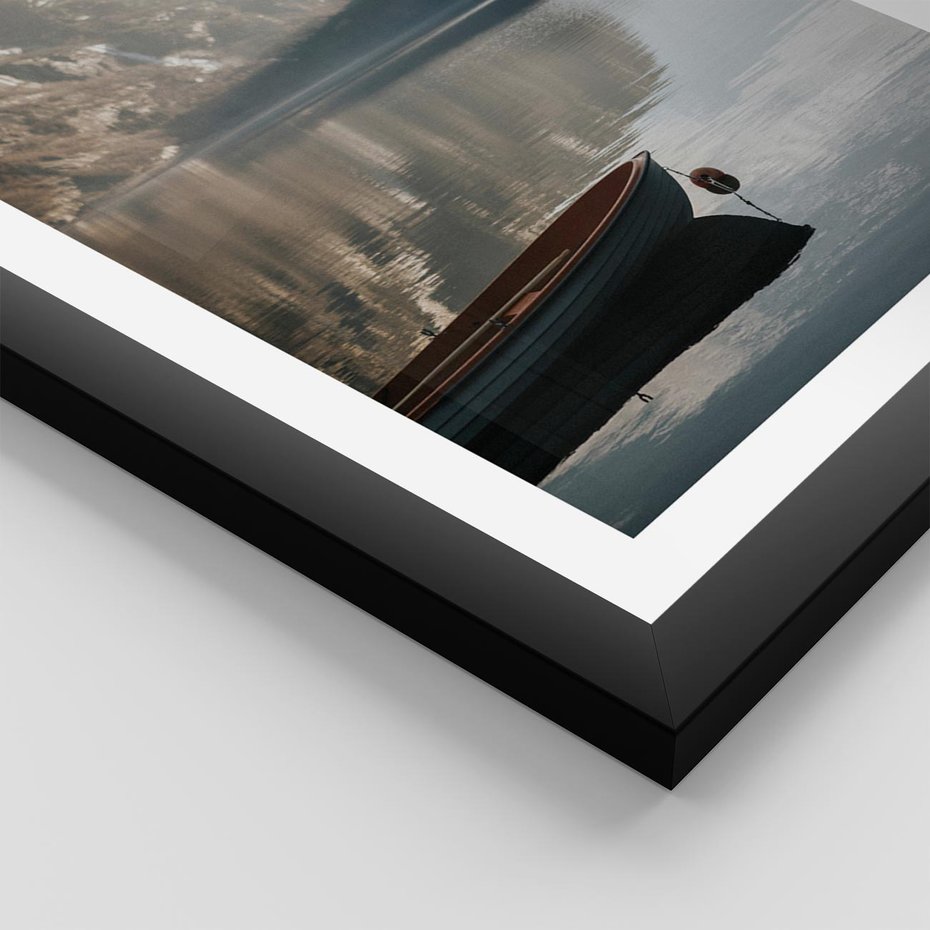 Plakat w ramie 50x70 - Refleksje Natury - morze, łódka - rama czarna