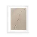 Plakat w ramie 30x40 - Ślady na Złocistym Piasku - piasek, ślady stóp na piasku - rama biała