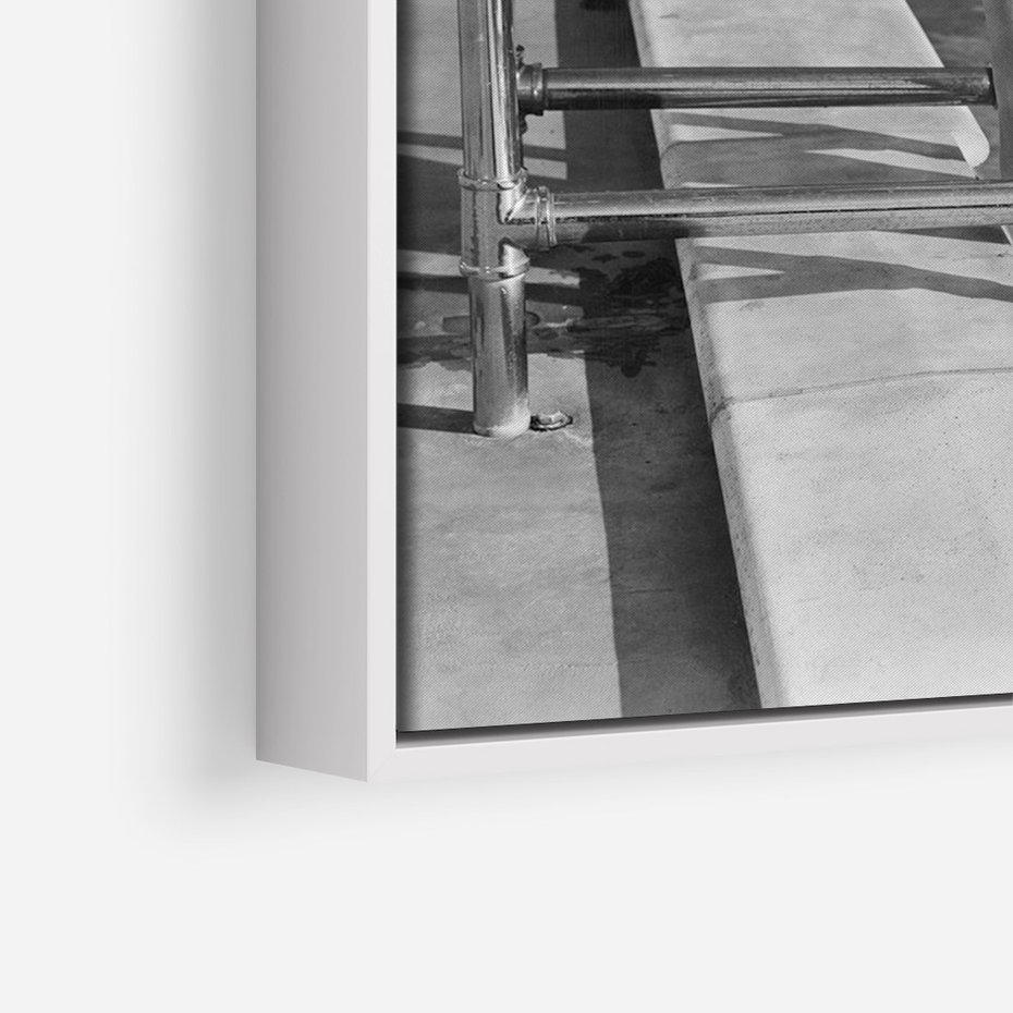 Obraz w ramie 70x100 - Retro Basen - retro zdjęcie, czarno białe - rama biała