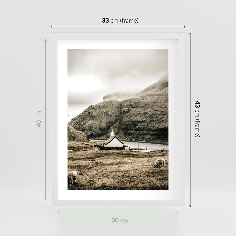 Plakat w ramie 30x40 - Kościół na Wzgórzu: Sepia Nostalgii - kościół w górach, na wzgórzu - rama biała