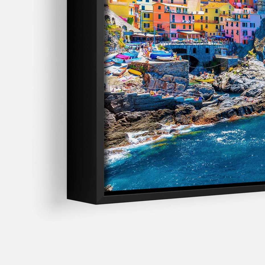 Obraz w ramie 50x50 - Barwne Wybrzeże - nadmorskie miasto na klifie, kolorowe tęczowe budynki - rama czarna