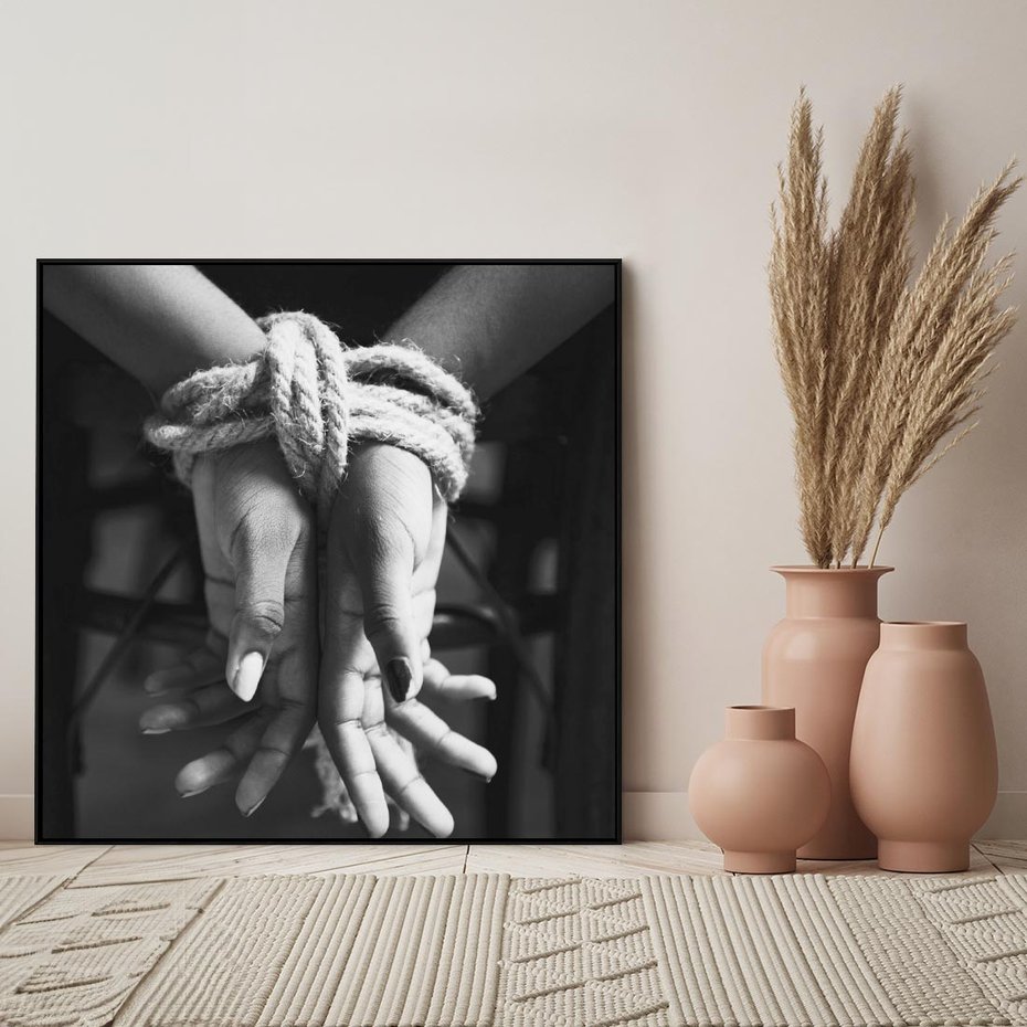 Obraz w ramie 50x50 - Splątane Uczucia - czarno biała fotografia, artystyczna - rama czarna