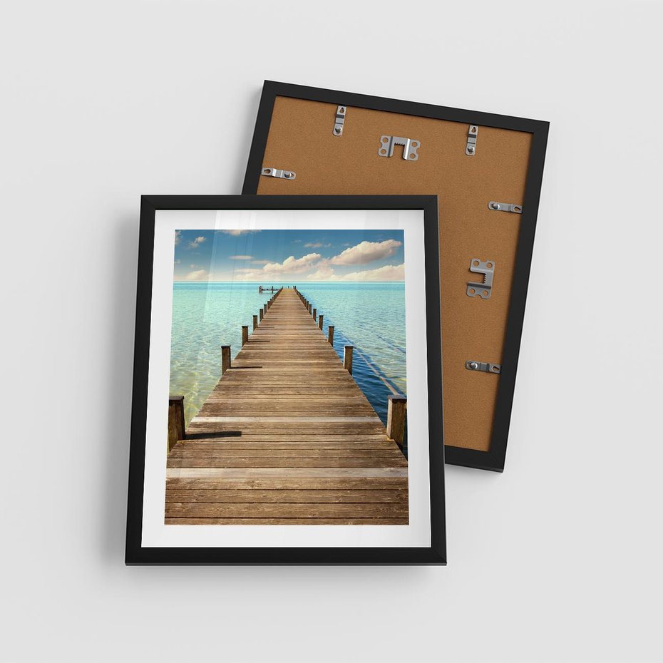 Plakat w ramie 40x50 - Pomost nad morską przestrzenią - pomost, morze - rama czarna