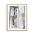 Plakat w ramie 50x70 - Za Firanką - czarno białe zdjecie, piękny portret eterycznej kobiety - rama drewno