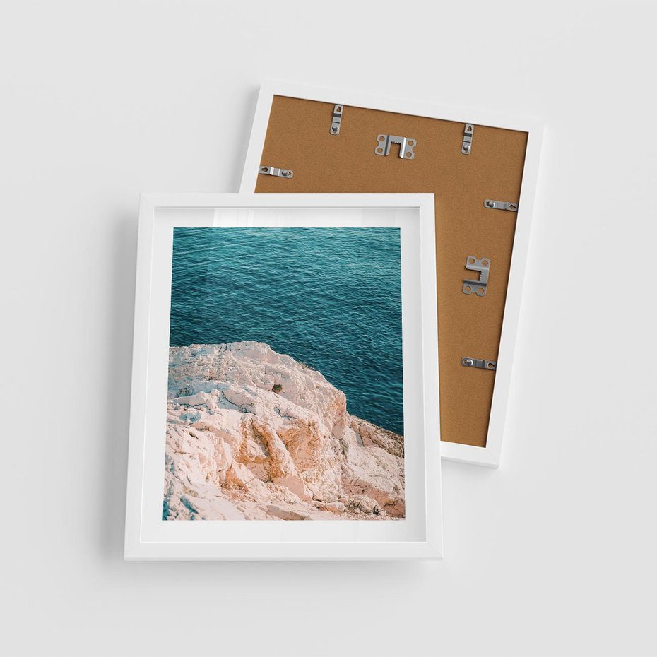 Plakat w ramie 40x50 - Klifowy Horyzont: Brzeg Morza - brzeg morza, klify - rama biała