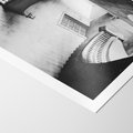 Plakat bez ramy 21x30 - Po Schodach w Dół - czarno białą fotgrafia, zakręcone schody w starek kamienicy