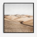 Obraz w ramie 50x50 - Refleksyjny taniec myśli - pustynny krajobraz, odcienie sepii - rama czarna
