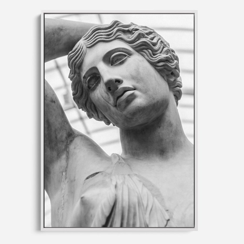 Obraz w ramie 80x120 - Zaklęta w Kamieniu - antyczna rzeźba kobiety na fotografii, czarno biała - rama biała