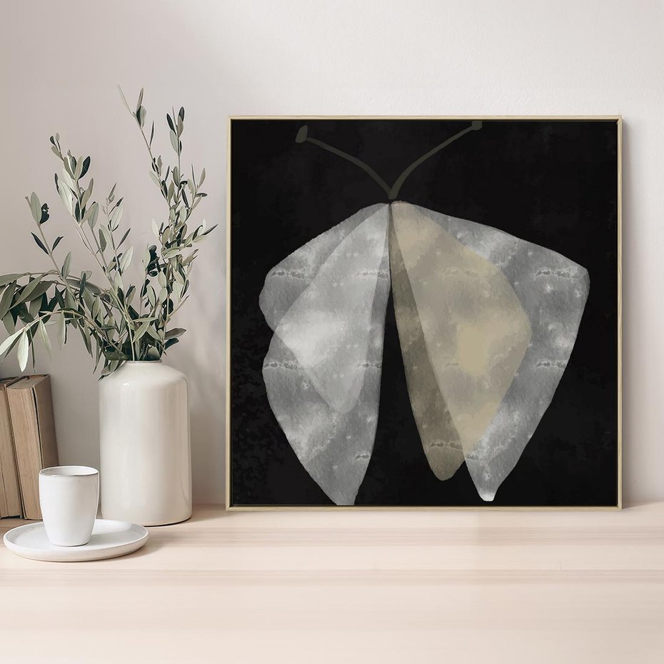 Obraz w ramie 50x50 - Obce Powidoki - abstrakcyjna ćma, mroczna atmosfera - rama drewno