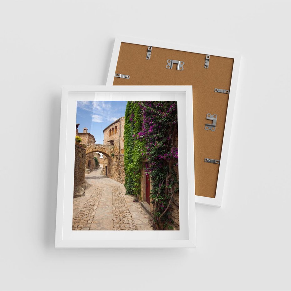 Plakat w ramie 40x50 - Uliczka pełna perspektywy i tajemnicy - uliczka, perspektywa - rama biała