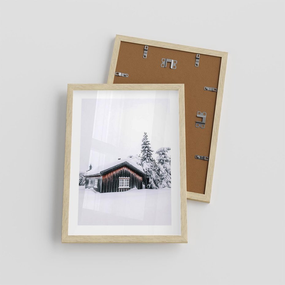 Plakat w ramie 30x40 - Zimowy Azyl: Domek w Górach - domek w górach, śnieg - rama drewno