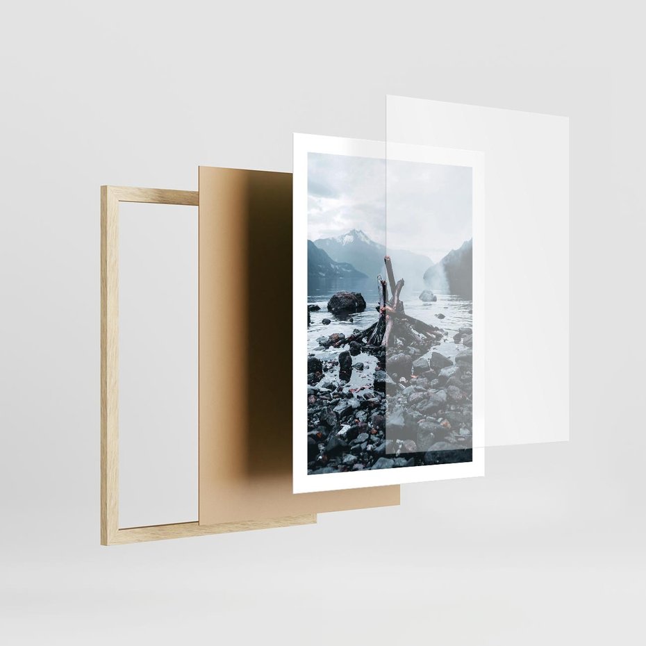 Plakat w ramie 50x70 - To ujęcie jeziora w górach z zgaszonym ogniskiem nad brzegiem, tworząc atmosferę spokoju i refleksji w otoczeniu przyrody. - jezioro w górach, zgaszone ognisko - rama drewno