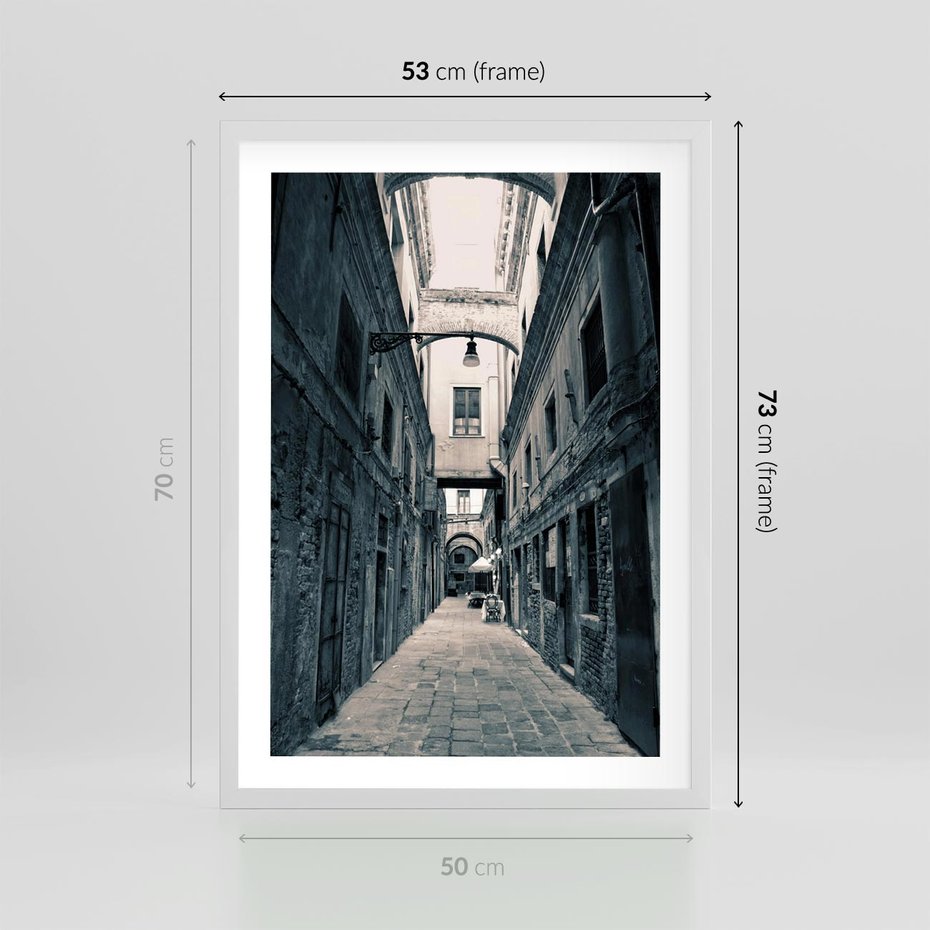 Plakat w ramie 50x70 - Odkryj tajemnice miasta - uliczka, perspektywa - rama biała