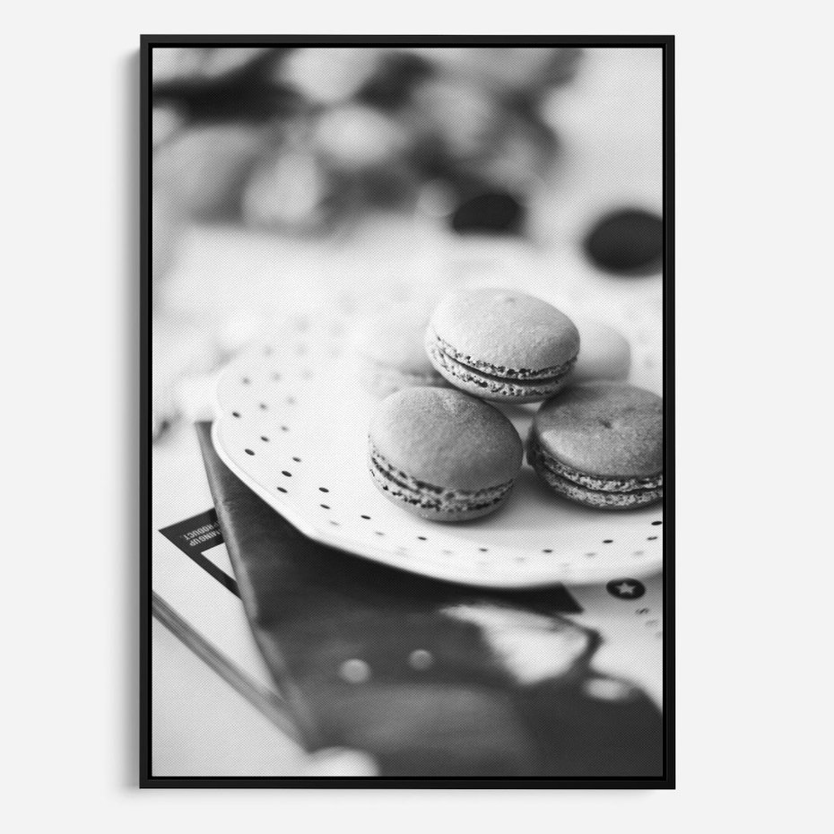 Obraz w ramie 50x70 - Makaroniki w Szarości - czarno biała fotografia, plakat - rama czarna