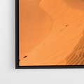 Obraz w ramie 50x50 - Piasek pustyni wędruje - pustynia, piasek - rama czarna