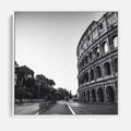 Obraz w ramie 50x50 - Echa Historii - czarno biała fotografia, koloseum - rama biała